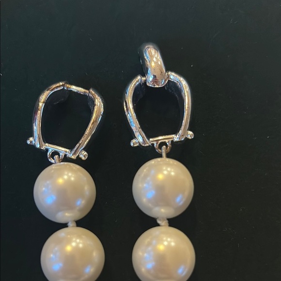 Ralph Lauren Elegant Pearl Necklace with Silver Tone Clasp - Picture 5 of 6